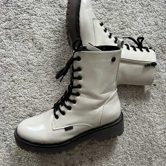 White boots - Picture 4 of 8